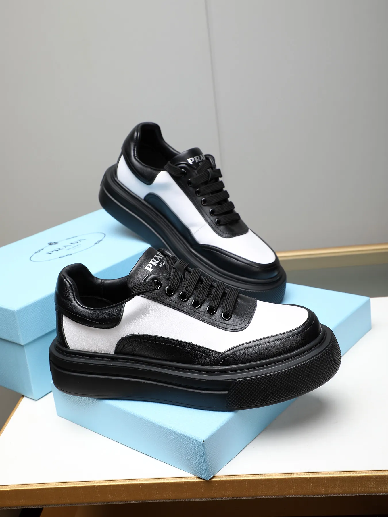 Men's shoes 💰500 Prada/Prada Men's new casual shoes, this upper is made of imported calfskin. The outside is decorated with the P family's classic metal triangle enamel logo, with cowhide lining and cowhide for the foot pads. The outsole is made of non-slip sports exclusive rubber outsole with logo, which feels good on the feet. It is a fashionable and fashionable item!  Size: 38-44 (45 customized)